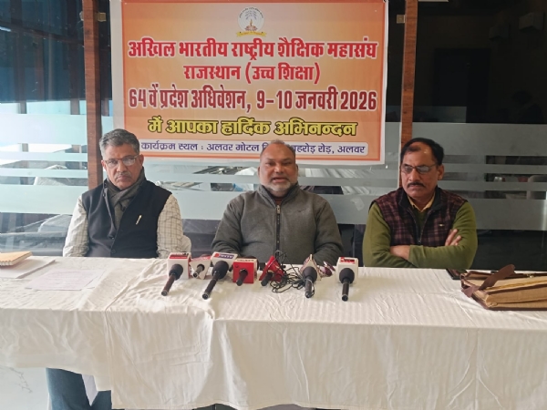 अलवर। प्रेस वार्ता में जानकती देते पदाधिकारी।