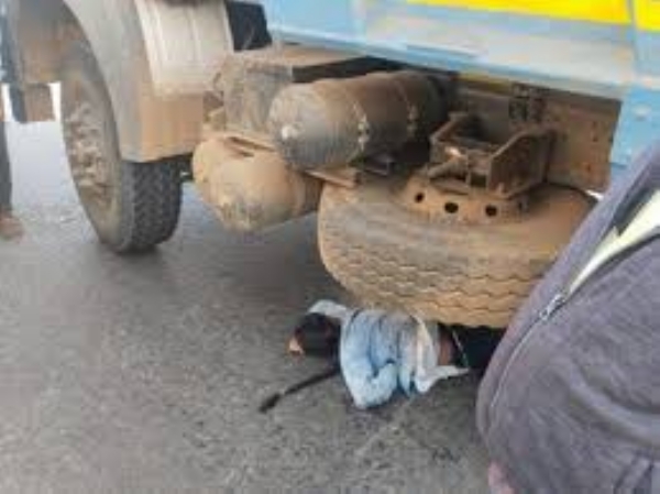 तेज रफ्तार डंपर ने युवती को कुचला
