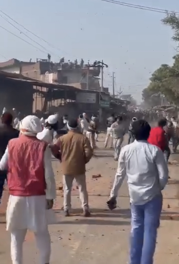 झगड़े के दौरान दोनों पक्षों ने एक-दूसरे पर जमकर पत्थरबाजी की