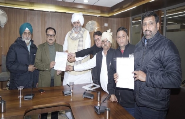 भाजपा प्रदेश अध्यक्ष वीरेंद्र सचदेवा और महापौर के साथ गांव प्रधान चौधरी सुरेंद्र सोलंकी ज्ञापन सौपते हुए।