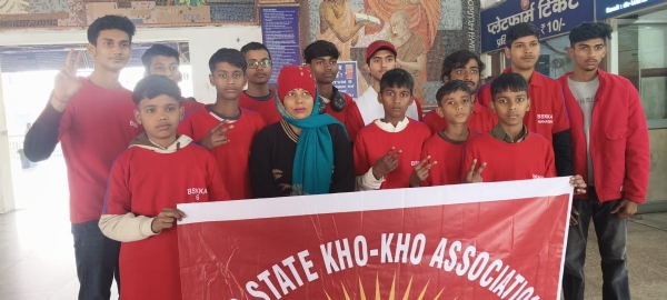 अररिया फोटो:सूरत के लिए रवाना होते छात्र