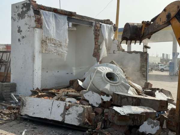 फोटो कैप्शन 8आरटीके2 : अवैध कालोनी में किए गए निर्माण को तोड़ते प्रशासन की जेसीबी मशीन। फोटो कैप्शन 8आरटीके2 : अवैध कालोनी में किए गए निर्माण को तोड़ते प्रशासन की जेसीबी मशीन।