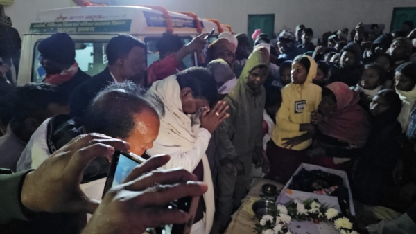 शव को सड़क पर रखकर आक्रोशित लोगों ने किया प्रदर्शन