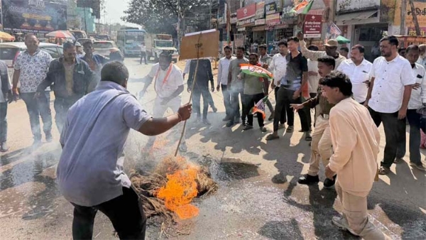 स्वीकृत सैनिक स्कूल को लेकर कांग्रेस का प्रदर्शन कर पुतला दहन करते हुए