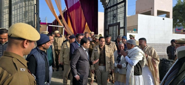 पेटवाड़ गांव में उपायुक्त राहुल नरवाल और पुलिस अधीक्षक ग्रामीणों से बातचीत करते हुए।