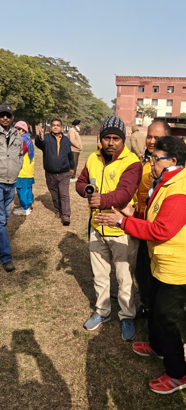 मुरादाबाद इंस्टिट्यूट ऑफ़ टेक्नोलॉजी में क्षमता निर्माण प्रशिक्षण शिविर में आग बुझाते वार्डन। मुरादाबाद इंस्टिट्यूट ऑफ़ टेक्नोलॉजी में क्षमता निर्माण प्रशिक्षण शिविर में आग बुझाते वार्डन।