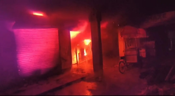 लगी आग और बुझाते लोग लगी आग और बुझाते लोग