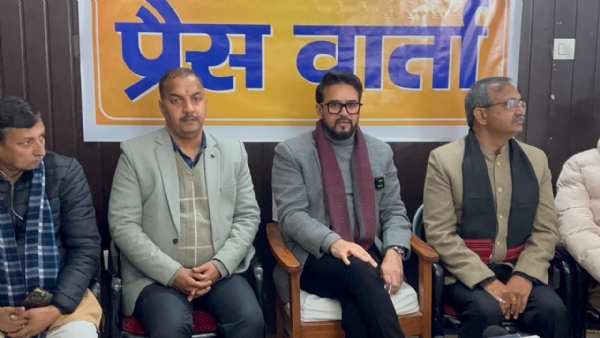 बिलासपुर में प्रैस वार्ता को संबोधित करते सांसद अनुराग ठाकुर।