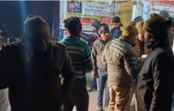 अस्पताल में मौजूद पुलिस