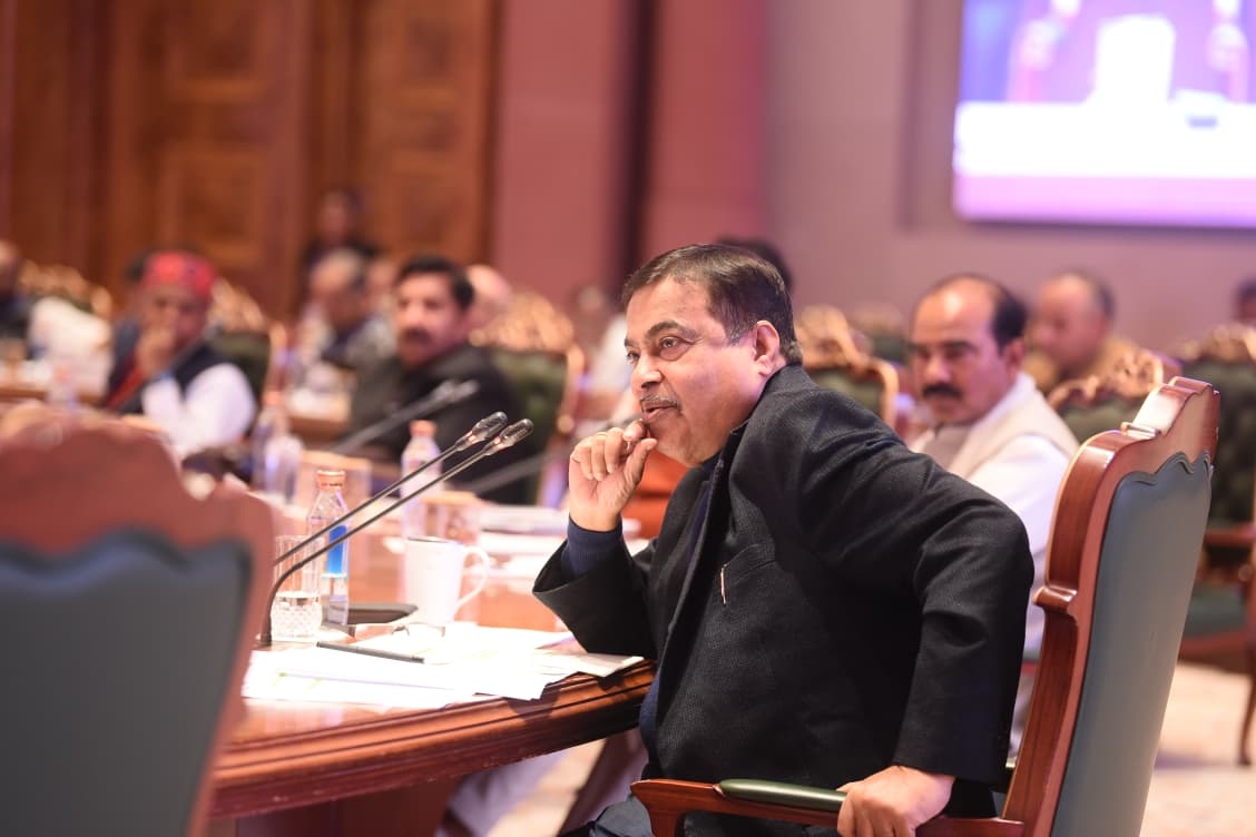 बैठक में नितिन गडकरी व अन्य