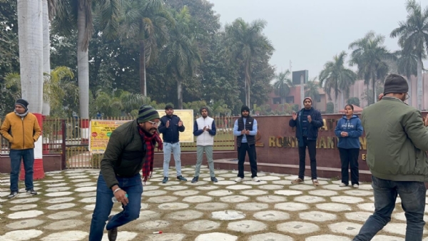 एमजेपीआरयू परिसर में सड़क सुरक्षा माह के तहत नुक्कड़ नाटक प्रस्तुत करते एनएसएस व रोड सेफ्टी क्लब के छात्र-छात्राएं।