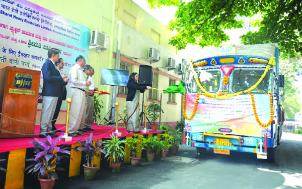 अंडरस्लंग ट्रैक्शन कन्वर्टर्स को रवाना करते हुए अंडरस्लंग ट्रैक्शन कन्वर्टर्स को रवाना करते हुए