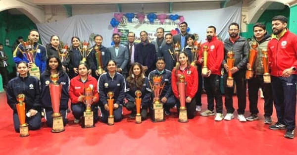 विजेता खिलाड़ी अतिथियों के साथ