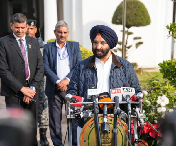 दिल्ली विधानसभा परिसर में पत्रकारों को संबोधित करते मंत्री मनजिंदर सिंह सिरसा