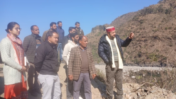 स्प्रेई पुल का निरीक्षण करते हुए उपायुक्त अपूर्व देवगन।