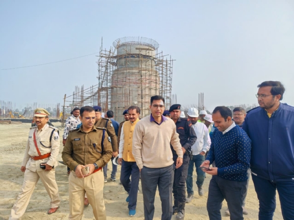 निर्माणाधीन मंदिर परिसर का भ्रमण करते डीएम व एसपी