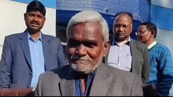 पत्रकारों से बात करते चंपाई सोरेन