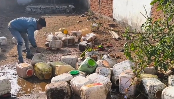 सागर जिले में जंगलों और रिहायशी इलाकों में आबकारी विभाग की दबिश, 4.70 लाख का अवैध महुआ लहान जब्त