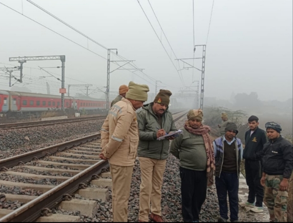 जांच करती पुलिस