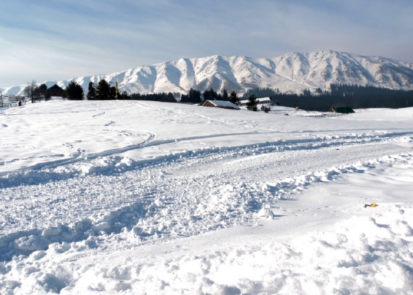 गुलमर्ग में स्थित अनीता पोस्ट की ओर जाते समय सेना से जुड़े दो पोर्टर फिसलकर नाले में गिरे, बचाव अभियान जारी