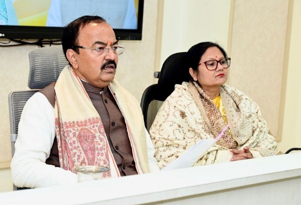 बैठक करते उप मुख्यमंत्री केशव प्रसाद मौर्य व राज्यमंत्री विजय लक्ष्मी गौतम