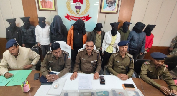 जानकारी देते एसपी व अन्य।