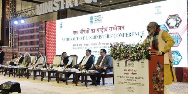 असमः गुवाहाटी के सोनापुर स्थित में फेयर रिजॉर्ट में वस्त्र मंत्रियों के राष्ट्रीय सम्मेलन को संबोधित करते केंद्रीय मंत्री गिरीराज सिंह। असमः गुवाहाटी के सोनापुर स्थित में फेयर रिजॉर्ट में वस्त्र मंत्रियों के राष्ट्रीय सम्मेलन को संबोधित करते केंद्रीय मंत्री गिरीराज सिंह।