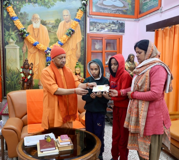 विवेकाधीन कोष से पांच लाख रुपये का चेक पत्नी व बच्चों को सौंपा* विवेकाधीन कोष से पांच लाख रुपये का चेक पत्नी व बच्चों को सौंपा*