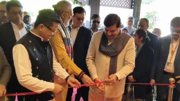 असमः गुवाहाटी के सोनापुर स्थित में फेयर रिजॉर्ट में वस्त्र मंत्रियों के राष्ट्रीय सम्मेलन के प्रवेश द्वार का उद्घाटन करते केंद्रीय मंत्री गिरीराज सिंह। साथ में मध्य प्रदेश के मुख्यमंत्री मोहन यादव, केंद्रीय राज्य मंत्री पवित्र मार्घेरिटा एवं अन्य