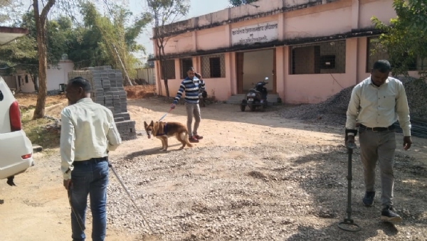 न्यायालय परिसर की जांच करते हुए पुलिस जवान।