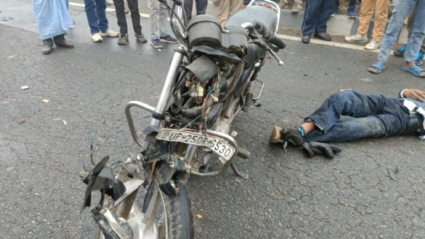 सड़क हादसे के बाद मौके पर पहुंची पुलिस और क्षतिग्रस्त बाइक सड़क हादसे के बाद मौके पर पहुंची पुलिस और क्षतिग्रस्त बाइक