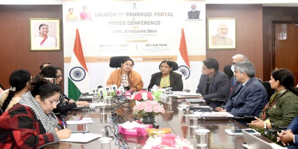 पंखुड़ी पोर्टल के लॉन्च के मौके पर  केंद्रीय मंत्री अन्नपूर्णा देवी, राज्य मंत्री  सावित्री ठाकुर तथा मंत्रालय के सचिव  अनिल मलिक