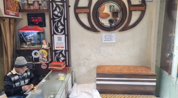 दुकानों पर लगी है सूचनाओं