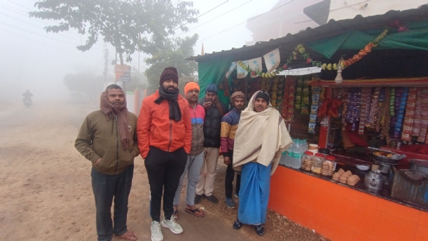 दुकानों पर खड़े रहगरीर चाय के लिए दुकानों पर खड़े रहगरीर चाय के लिए