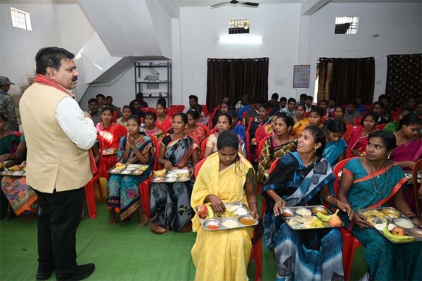 उपमुख्यमंत्री शर्मा पुनर्वासित युवक-युवतियों से मुलाकात की