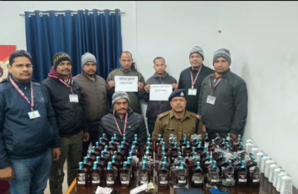 बरामद शराब और तस्करों के साथ धनबाद रेल पुलिस