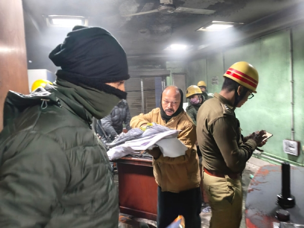 मौके पर दमकल विभाग के कर्मी आग की लगने की जांच करते हुए मौके पर दमकल विभाग के कर्मी आग की लगने की जांच करते हुए