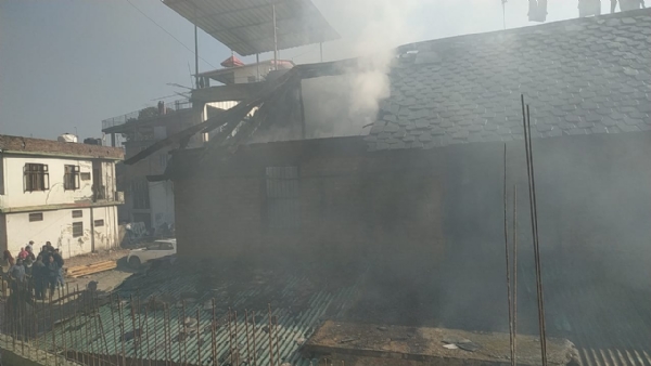 जलता मकान