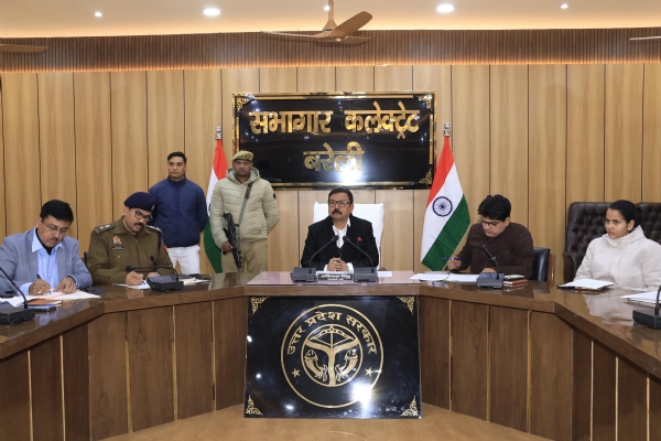 जिलाधिकारी अविनाश सिंह बैठक के दौरान चैकिंग प्वाइंट पर तैनात अधिकारियों/कर्मचारियों को निर्देश देते हुए। अच्छे कार्य करने वालों को पुरस्कृत किया जाएगा।