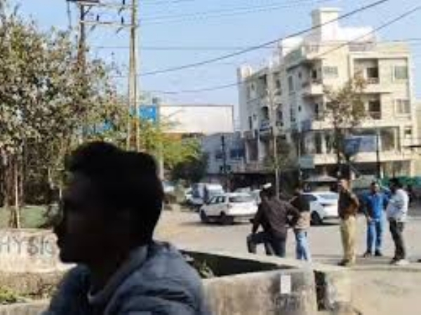 भोपाल में शाहपुरा थाने के सामने  खुदाई में फूटी गैस पाइपलाइन