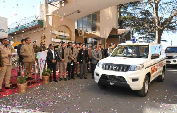 मुख्यमंत्री गाड़ियों को रवाना करते हुए मुख्यमंत्री गाड़ियों को रवाना करते हुए