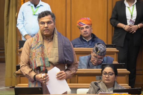 दिल्ली सरकार के जल मंत्री प्रवेश साहिब सिंह शुक्रवार को विधानसभा के शीतकालीन सत्र को संबोधिक करते