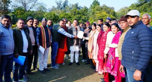 टेहरी विस्थापित प्रतिनिधिमंडल मुख्यमंत्री से भेंट करते हुए टेहरी विस्थापित प्रतिनिधिमंडल मुख्यमंत्री से भेंट करते हुए