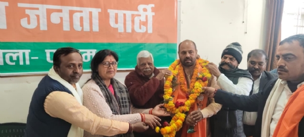 अमित तिवारी को बधाई देते नीरा यादव, सांसद एवं अन्य