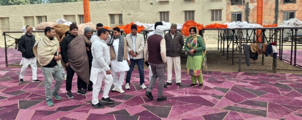 पेटवाड़ गांव में मुख्य मंच के पास तैयारियों का जायजा लेते हुए ग्रामीण।