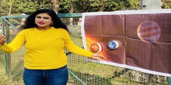 खगोलीय घटना की जानकारी देते हुए सारिका