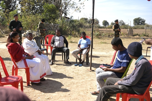 मृतक के परिजनाें से मुलाकात करते मंत्री शिल्‍पी तिर्की सहित अन्‍य