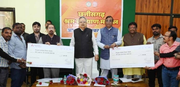 डाॅ. रमन सिंंह श्रमिक परिवारों को छात्रवृत्ति योजना के तहत प्रोत्साहन राशि वितरित करते डाॅ. रमन सिंंह श्रमिक परिवारों को छात्रवृत्ति योजना के तहत प्रोत्साहन राशि वितरित करते