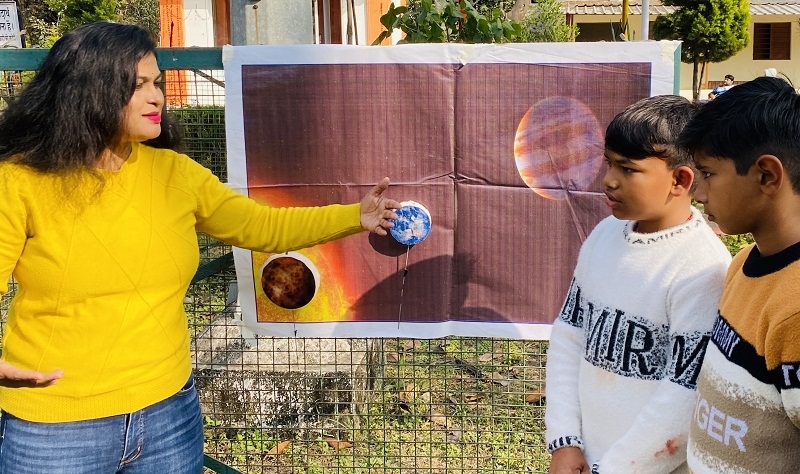 खगोलीय घटना की जानकारी देते हुए सारिका