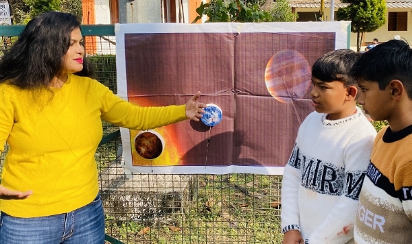 खगोलीय घटना की जानकारी देते हुए सारिका